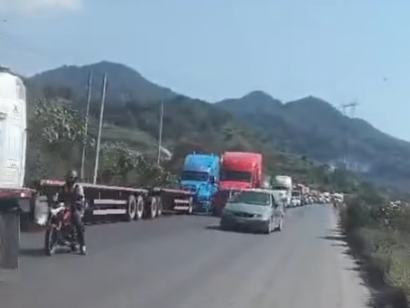 ¡Eterna hora pico! Otra vez colapsan calles y autopista en Manzanillo