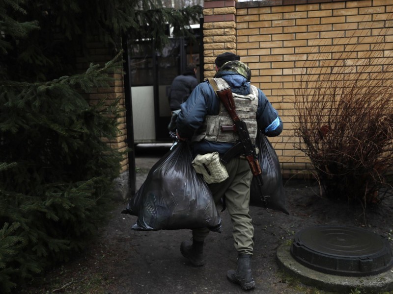 Evacuados 2 mil 700 civiles de Lugansk
