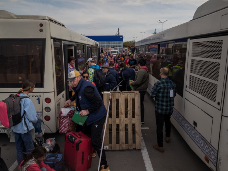 Evacuados todos los civiles de la acería de Azovstal, Ucrania