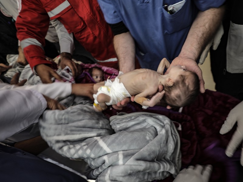Evacuan 28 bebés prematuros de Gaza a Egipto