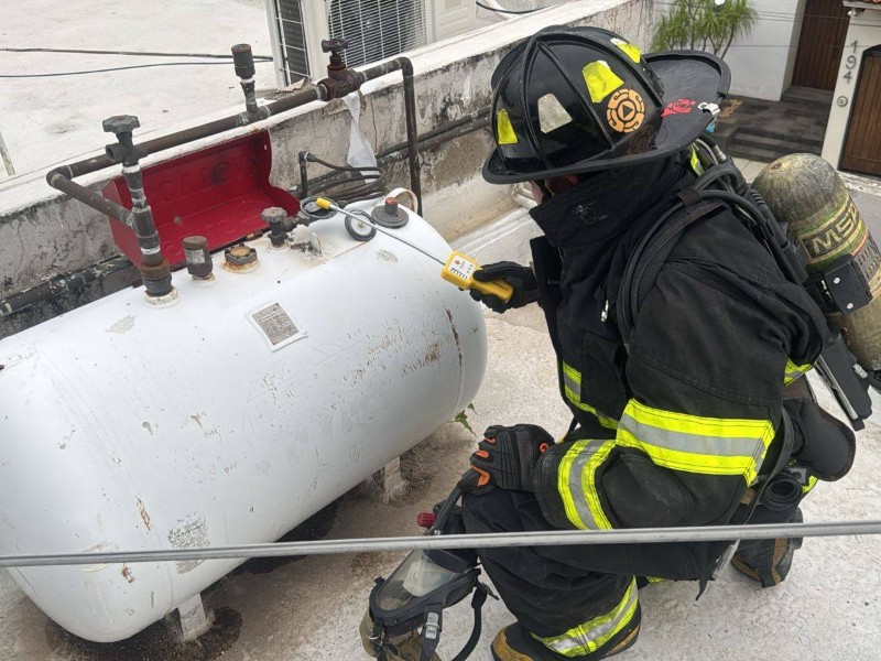 Evacúan a 12 personas por fuga de gas