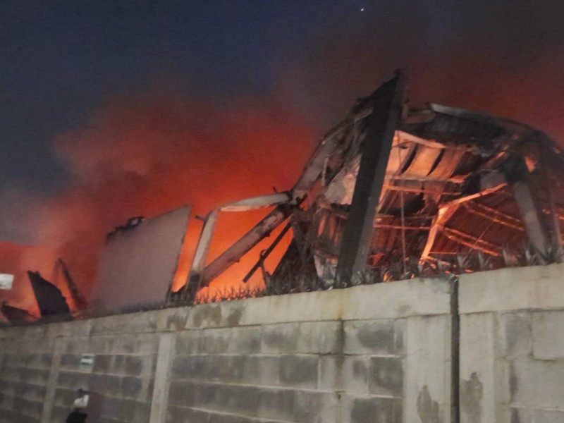 Evacuan a 170 personas por incendio en fábrica de NL