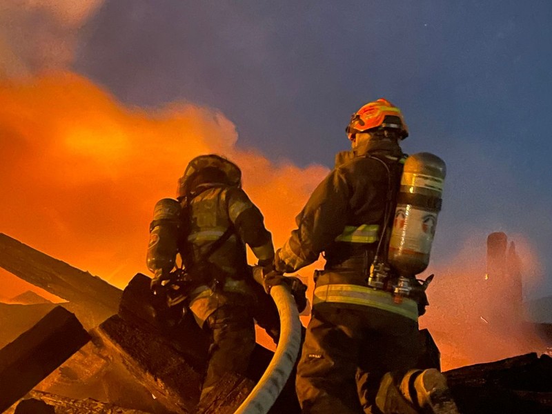 Evacuan a 40 familias durante incendio de tejabanes en Monterrey