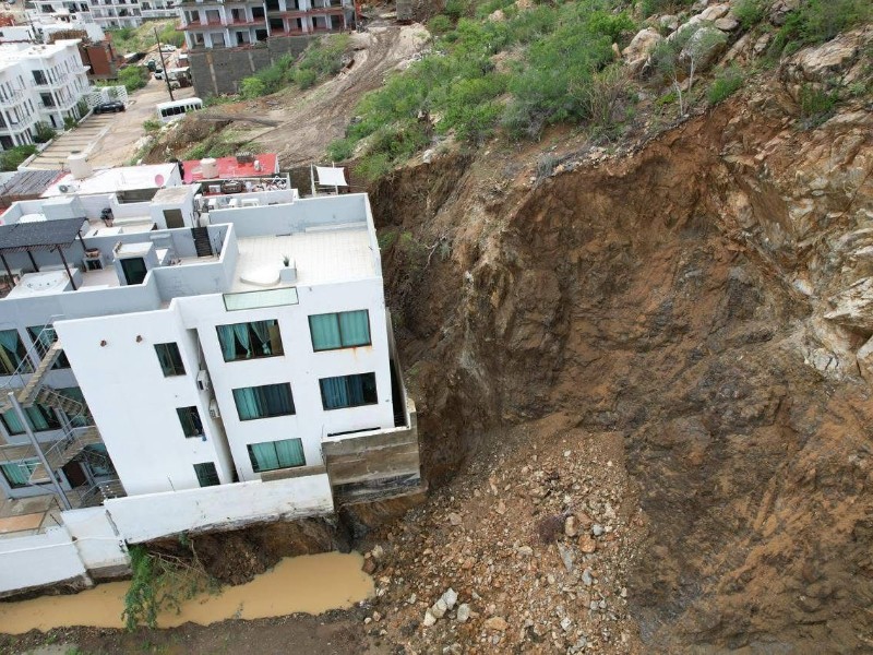 Evacuan a 6 familias tras desgajamiento de cerro en Cabo San Lucas