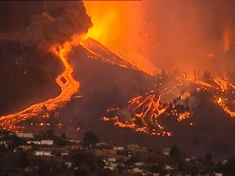 Evacuan a cinco mil tras erupción volcánica en La Palma