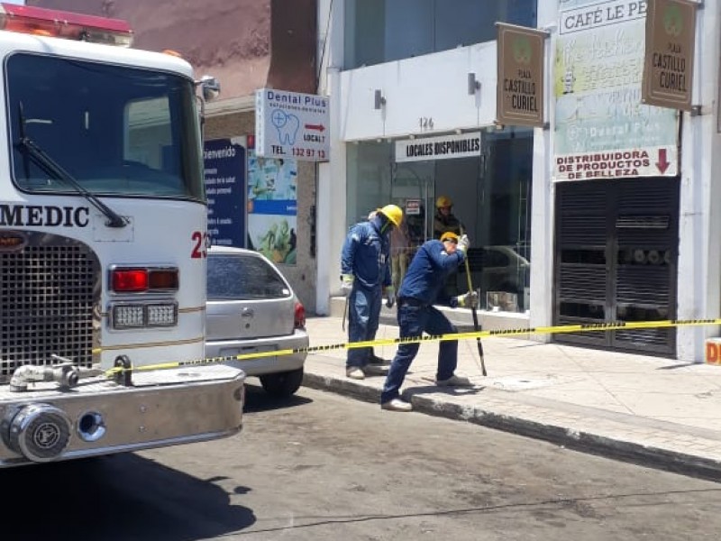 Evacúan a ciudadanos por humo en alcantarillas