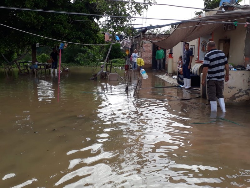 📷 Evacuan a familias en JJR