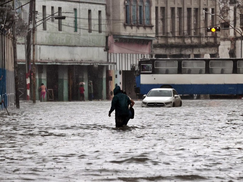 Evacuan a miles de personas en Cuba por fuertes lluvias