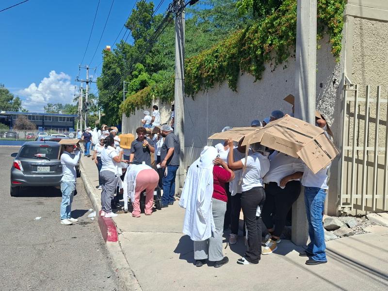 Evacuan bodega de pastelería por fuga de gas