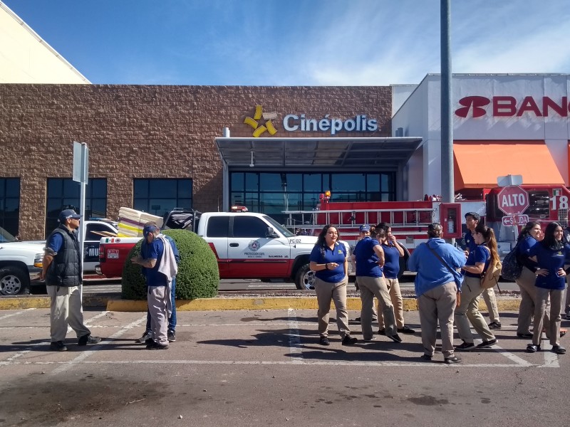 Evacuan centro comercial por incendio en cine