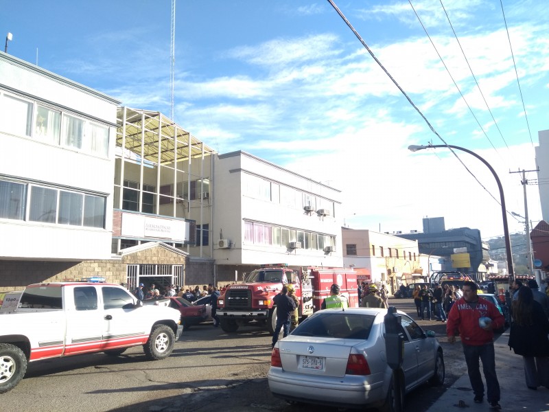 Evacúan Edificio del Estado por presunto corto circuito