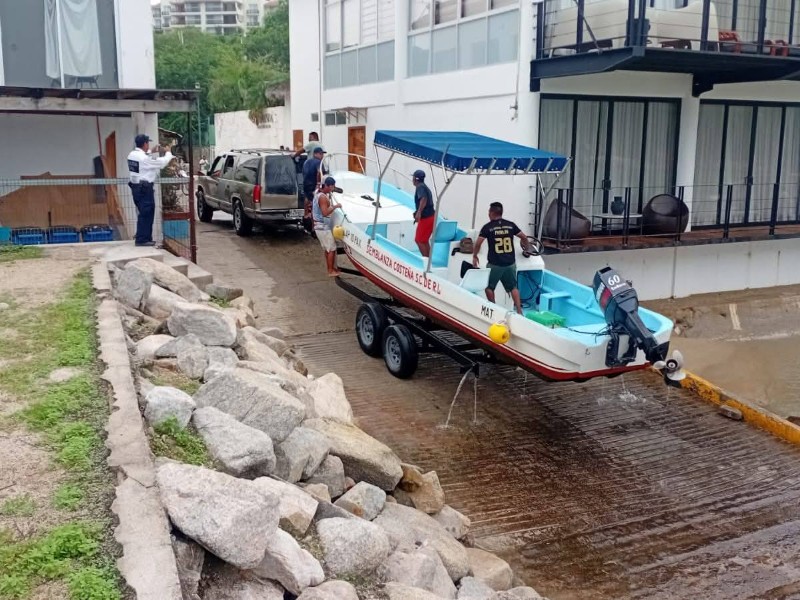 Evacúan embarcaciones en Santa Cruz Huatulco ante inminente tormenta tropical Erick