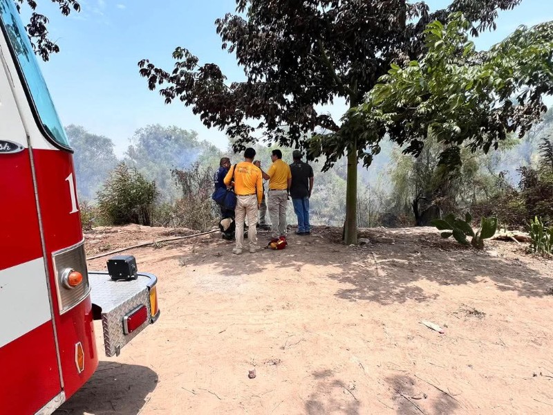 Evacuan escuela en Culiacán por incendio junto al río Humaya