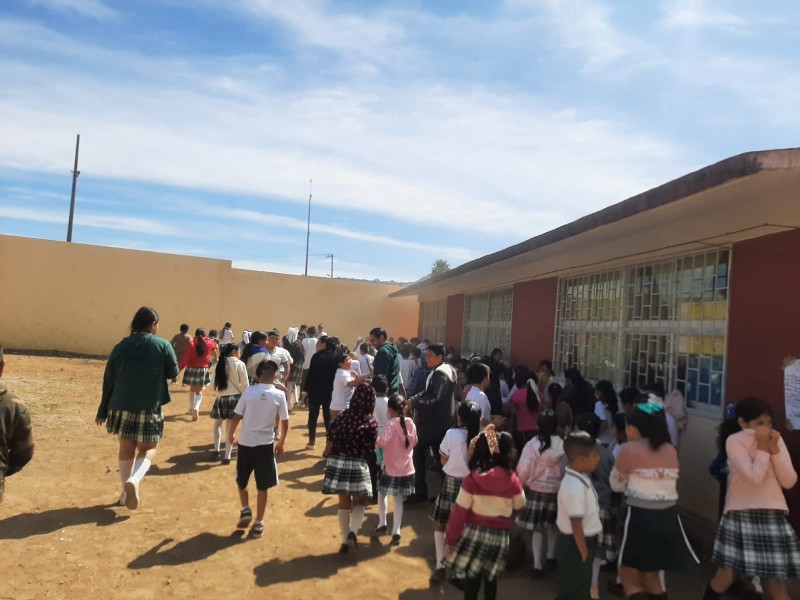 Evacuan escuela primaria tras incendio en baldío