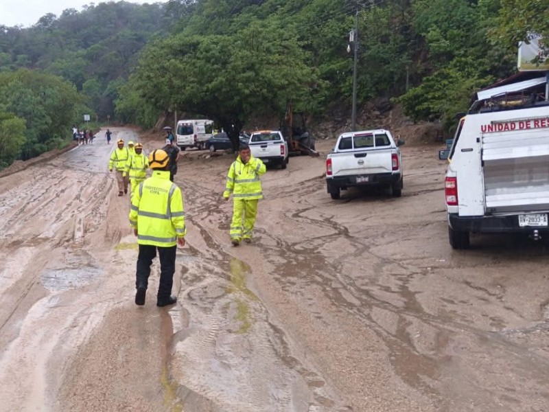 Evacuan familias en zona de riesgo en Huatulco