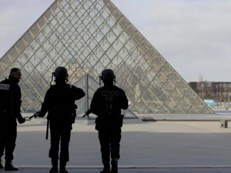 Evacuan museo y palacio en París por amenaza de bomba