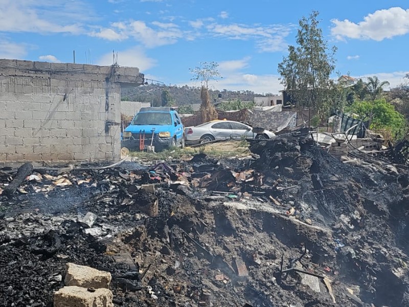 Evacuan primarias por incendios en col. El Salvador