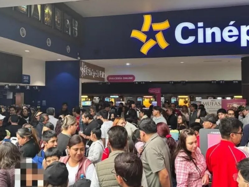 Evacuan salas de cine por conato de incendio en Pachuca.