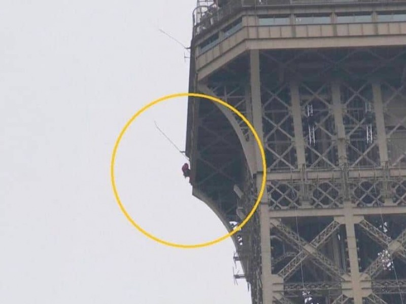 Evacúan Torre Eiffel por escalador