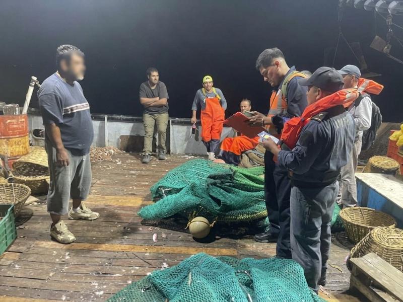 Evacúa Semar a tripulante de camaronero por emergencia médica en Guaymas