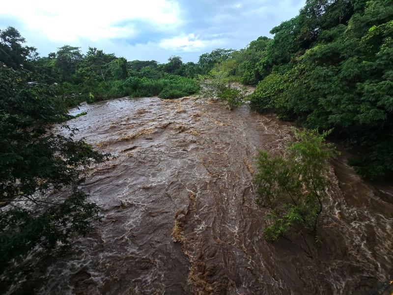Evacúan zonas de riesgo en Hueyapan por crecida de ríos