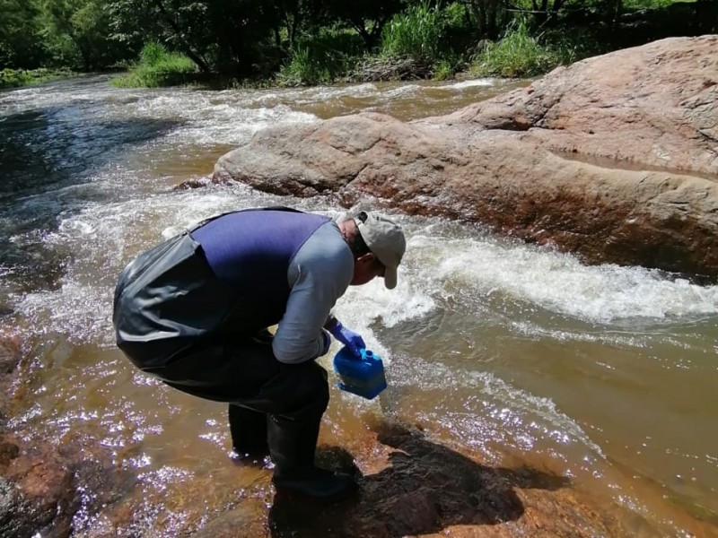 Evalúa Semanh calidad de agua de río en Villaflores