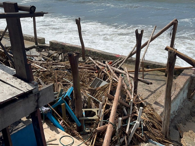 Evalúan Daños en Palapas de la Avenida Del Mar
