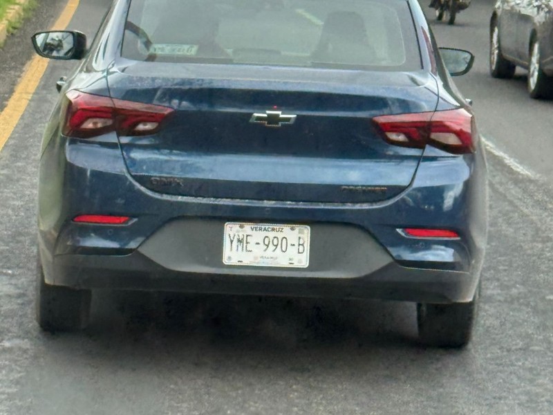 Evidencian a conductor por obstruir el paso a ambulancia en Xalapa