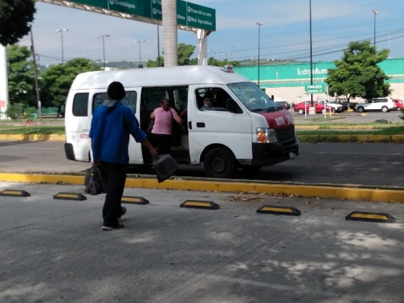 Evitan choferes de transporte público uso de carril preferencial