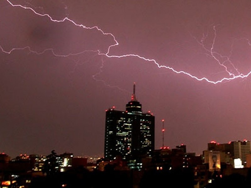 Evitar árboles y estructuras metálicas durante tormentas eléctricas