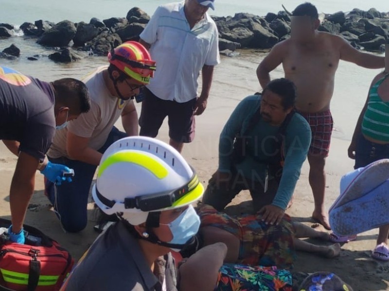 Evitaron que se ahogaran en playa Martita; piden evitar escolleras