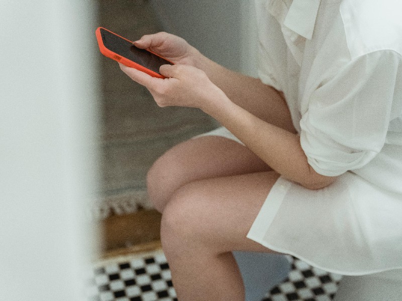 Evite utilizar el celular en el baño