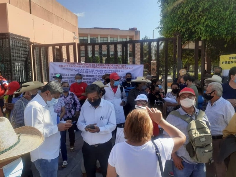 Ex braceros vuelven a protestar en Congreso de Guerrero