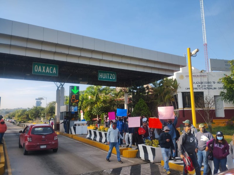 Ex burócratas del Gobierno del Estado toman caseta de Huitzo