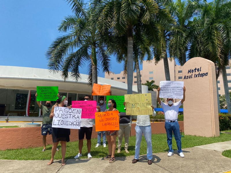 Ex empleados del Azul Ixtapa protestan frente al hotel