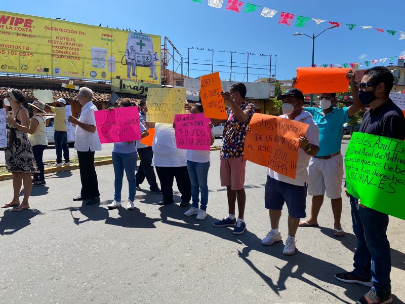 Ex empleados del corporativo Cruz Azul bloquean calles de Zihuatanejo