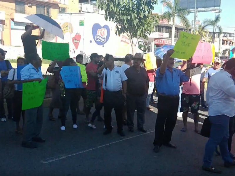 Ex empleados y policías se enfrentan en bloqueo