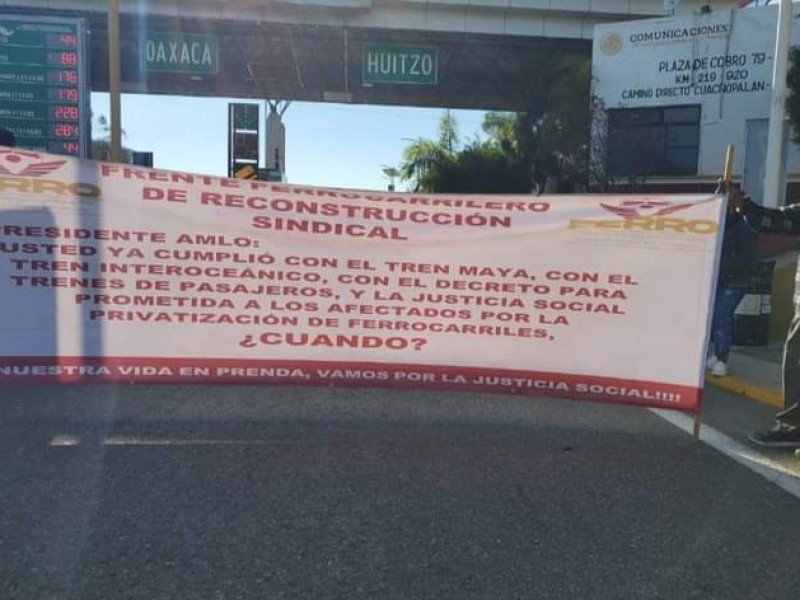 Ex ferrocarrileros extienden manifestaciones; toman caseta Oaxaca- Cuacnopalan