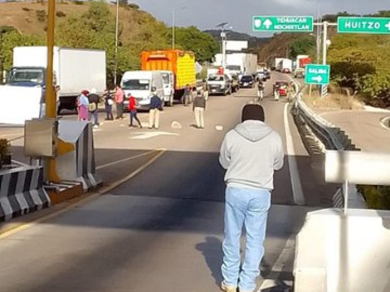 Ex ferrocarrileros se manifiestan contra gobierno federal; bloquean caseta