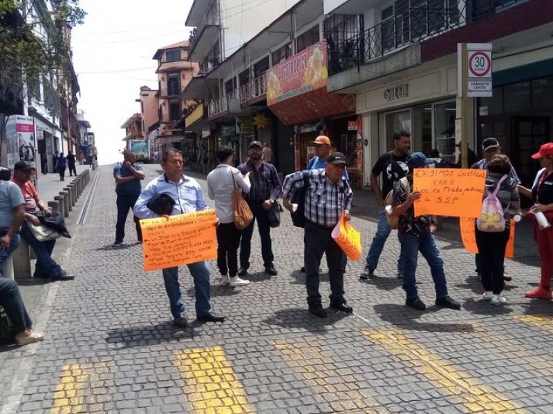 Ex policías bloquean el centro de Xalapa