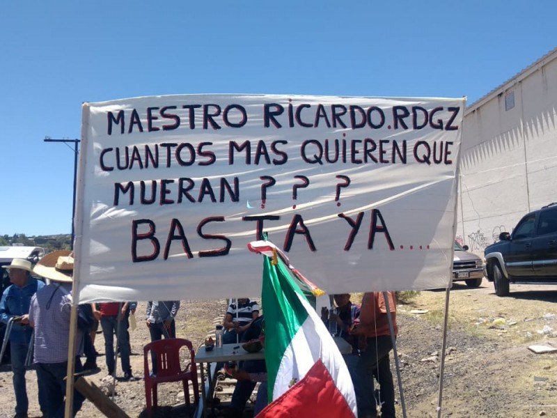 Ex-Trabajadores del ferrocarril realizan bloqueo del tren...