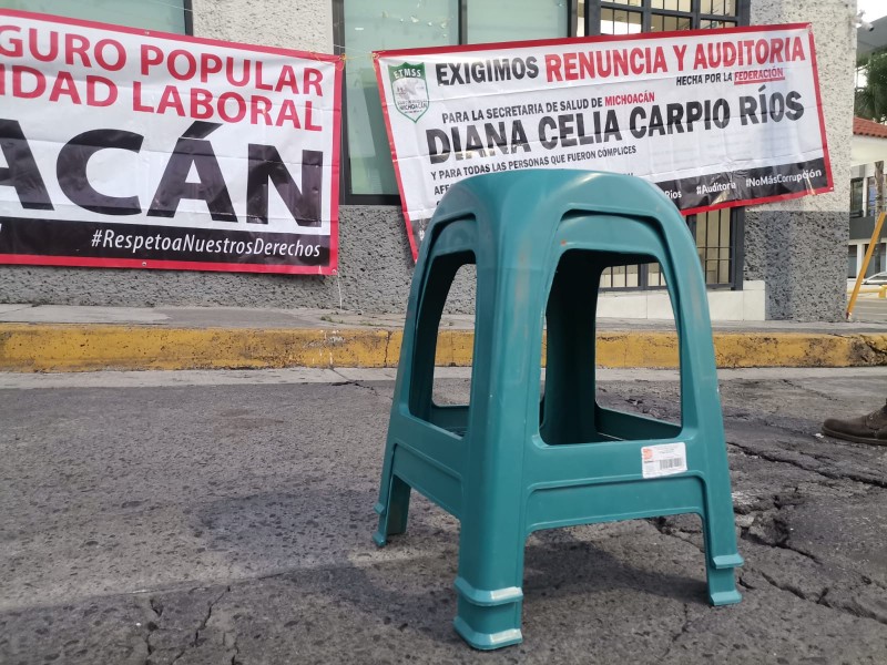 Ex-trabajadores del Seguro Popular toman oficinas de Secretaría de Salud