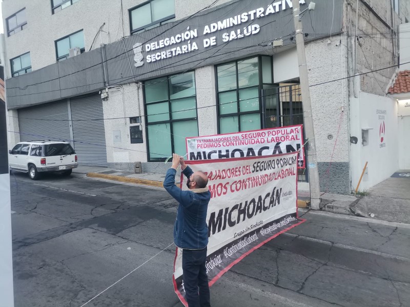 Ex-trabajadores del Seguro Popular toman oficinas de Secretaría de Salud