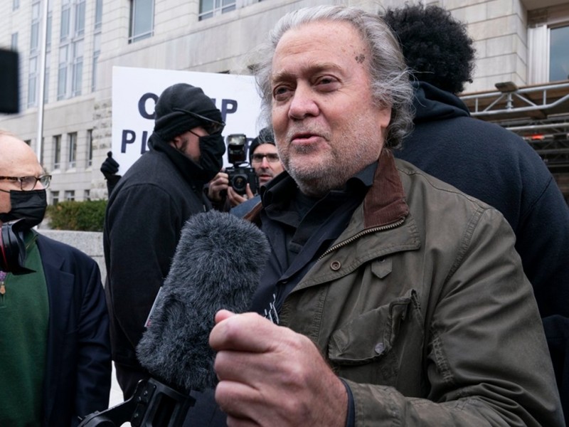 Exasesor de Trump, Steve Bannon se entrega al FBI