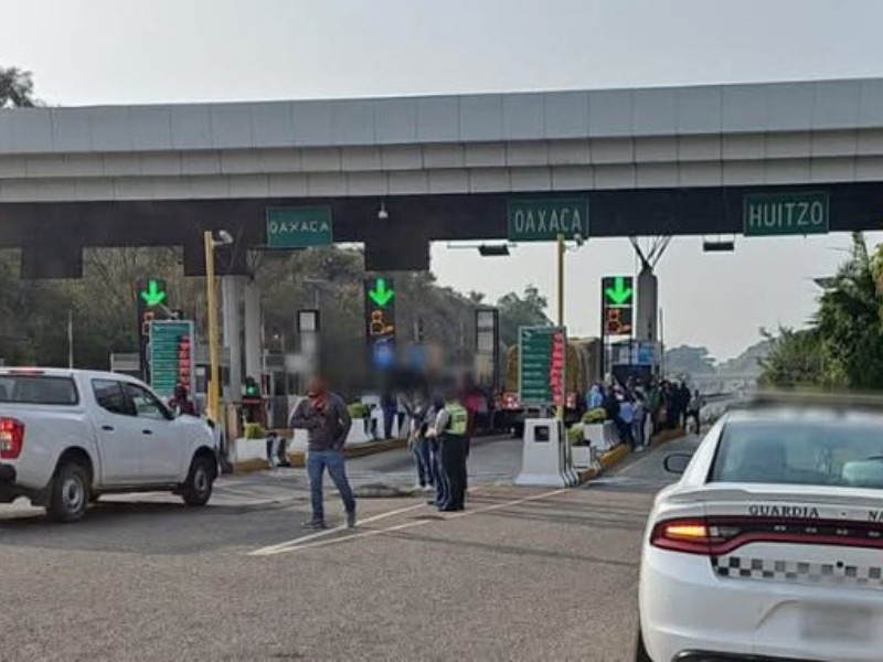 Exburócratas toman caseta de Huitzo, Oaxaca, exigen reinstalación laboral