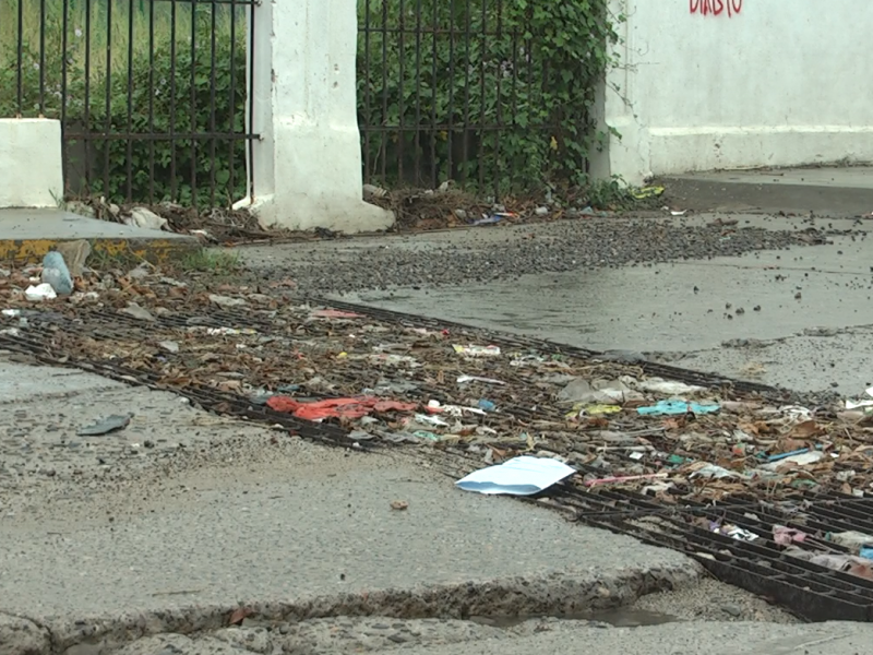 Exceso de basura colapsa drenajes en Salina Cruz