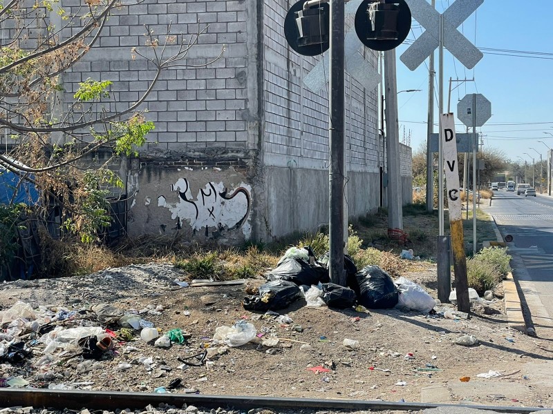 Exceso de basura en las vías del tren