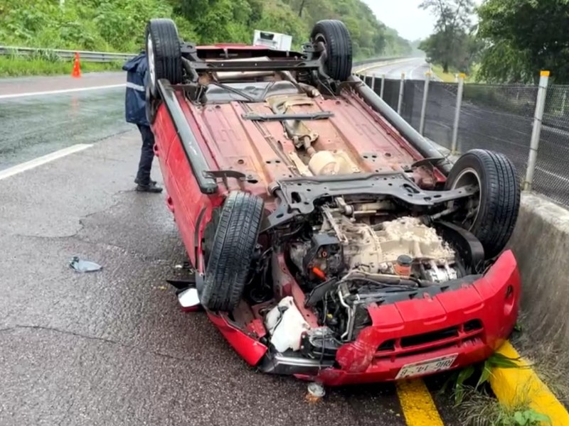 Exceso de velocidad provoca volcadura en la autopista Tepic-Mazatlán