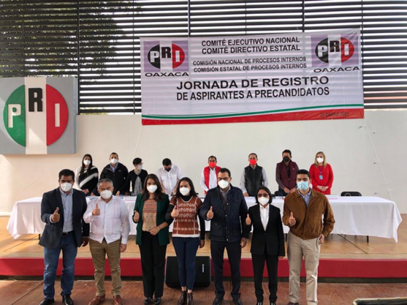 Exfuncionarios estatales se registran para diputaciones federales en Oaxaca