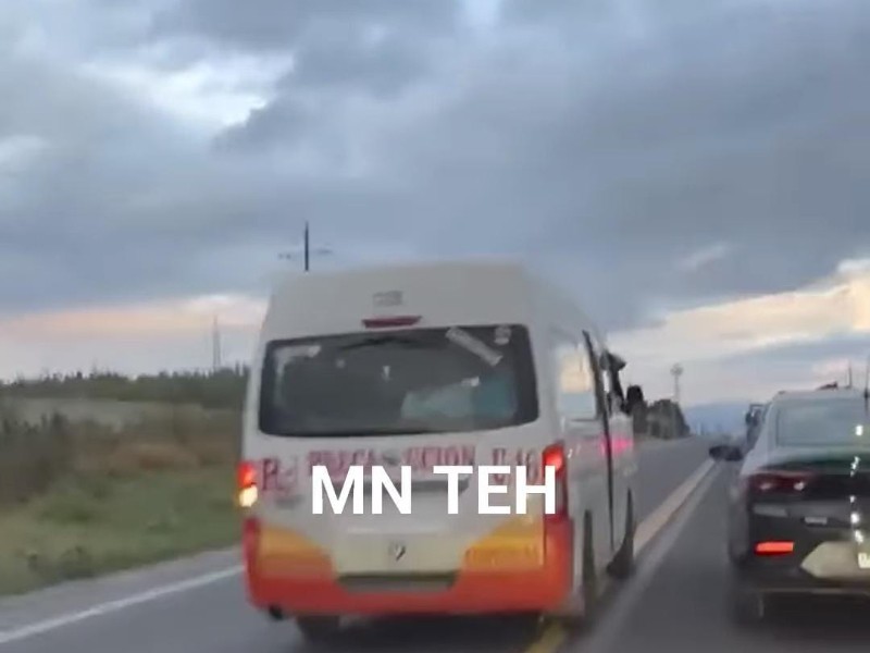 Exhiben a colectiva sin placa y rebasando